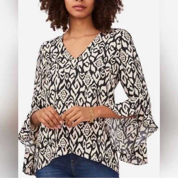 Vince Camuto Tops - Vince Camuto Flutter Bell Sleeve V-neck Etched Geo Blouse Large